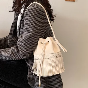 Teksturirane ženske veliko zmogljivosti vrečko pomlad 2021 nove korejske modne trendovske tassel vedro vreča divje ramenski messenger bag